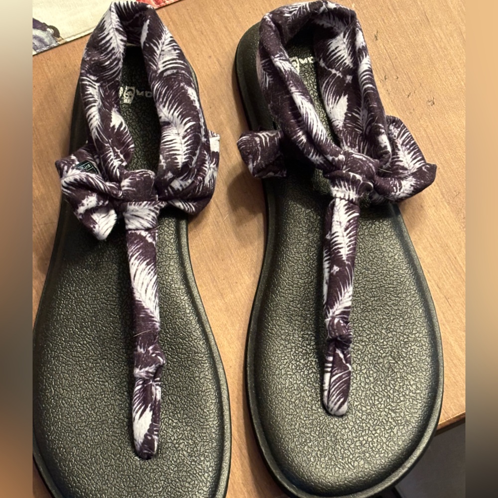 Sanuk Yoga Sling Sandals. New without tag.